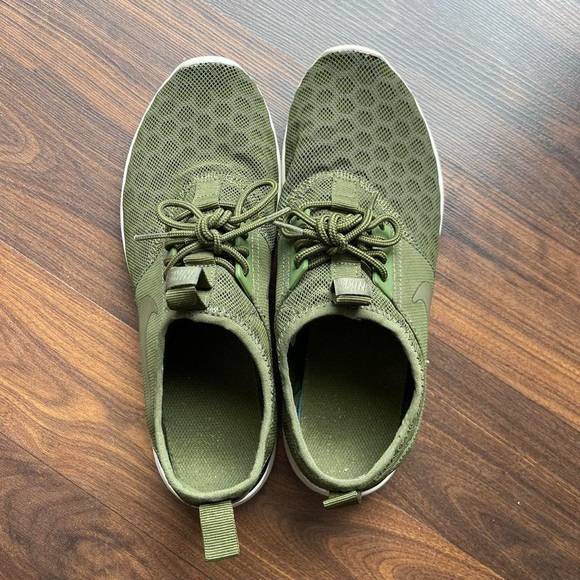 Nike women’s green sneakers. Stretchy on top, good for wide foot. Hardly worn. - Picture 4 of 7